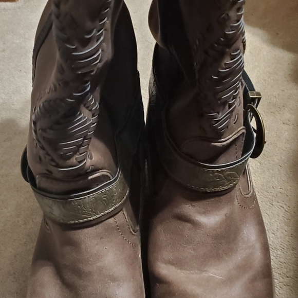 Brown cowboy boots - Picture 2 of 2